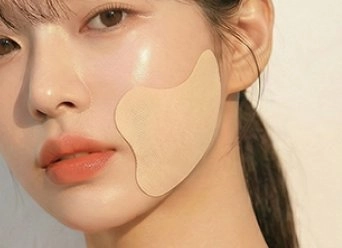 힐브이 턱관절 케어 하이드로겔 패치 얼굴 착용 클로즈업 이미지