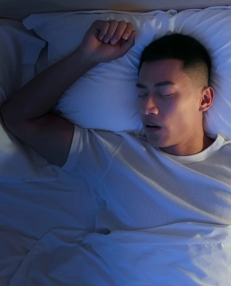 수면 중 입을 벌리고 자는 남성 이미지 – 코골이 수면 문제 표현