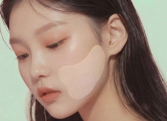 여성 모델 얼굴에 하이드로겔 패치가 밀착된 모습